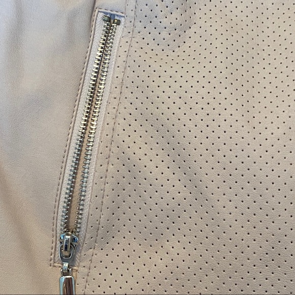 FINAL CHANCE! CLOSET CLOSING! - Picture 7 of 10